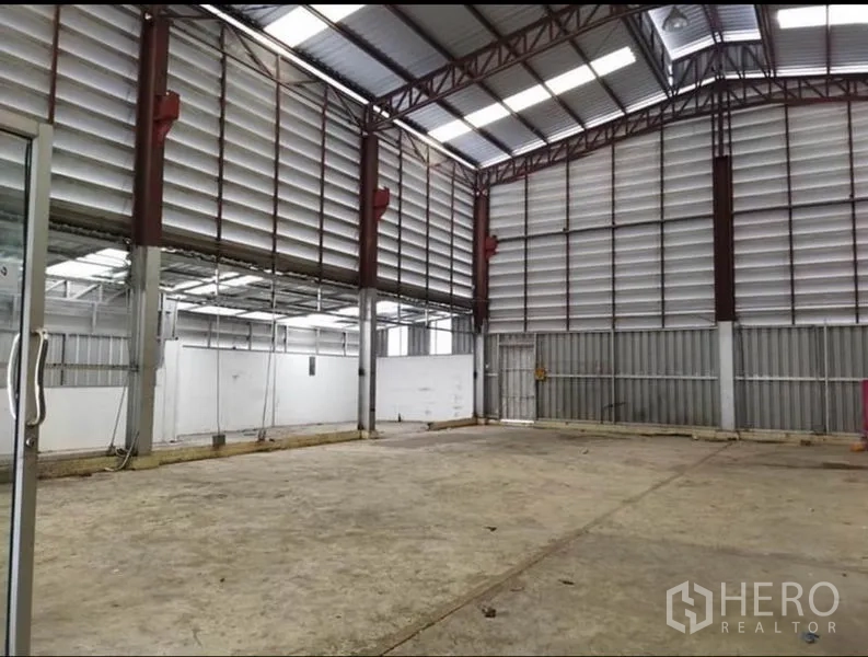 Warehouse for rent in Lat Krabang, Bangkok - Open-plan storage area with skylights, louvered walls and wide clear span.