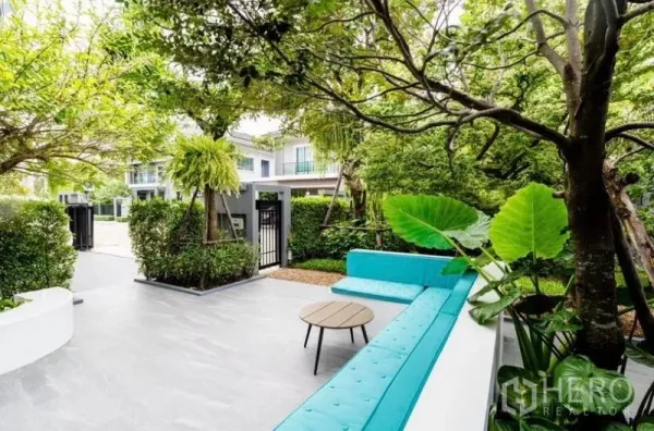 Detached House for rent - Leafy garden patio with built-in turquoise bench seating, coffee table, and privacy hedges at the front yard.
