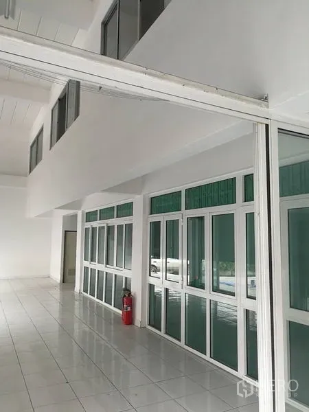 货栈 出租或出售在Bang Phli, Samut Prakan - 仓库内明亮的接待与玻璃隔断办公室，铺设瓷砖地面。