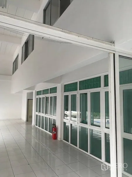 货栈 出租或出售在Bang Phli, Samut Prakan - 仓库内明亮的接待与玻璃隔断办公室，铺设瓷砖地面。