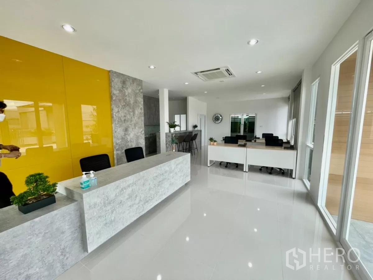 Warehouse for sale in Lam Luk Ka, Pathum Thani - Open-plan office area with workstations and bright windows next to reception.