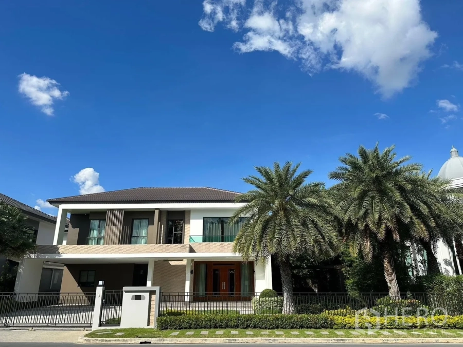 Detached House for rent in Prawet, Bangkok - Contemporary two-storey facade with palm trees, gated front garden and driveway in Prawet