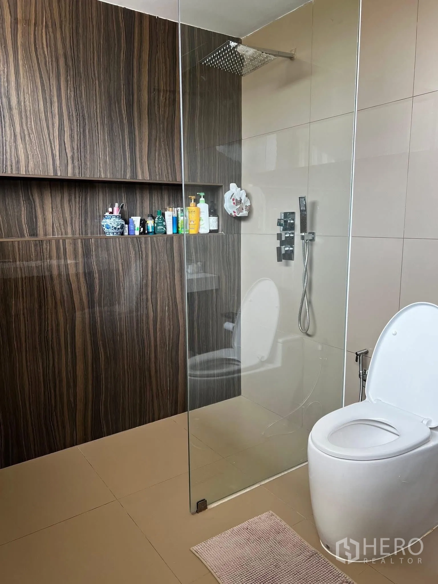 联排别墅 for rent or sale in Watthana, Bangkok - 现代卫浴，玻璃干湿分离、顶喷花洒与坐便器。