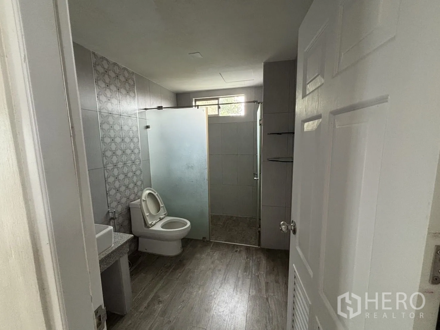 Warehouse for rent or sale in Wang Thonglang, Bangkok - Ensuite bathroom with frosted glass shower and tiled walls.