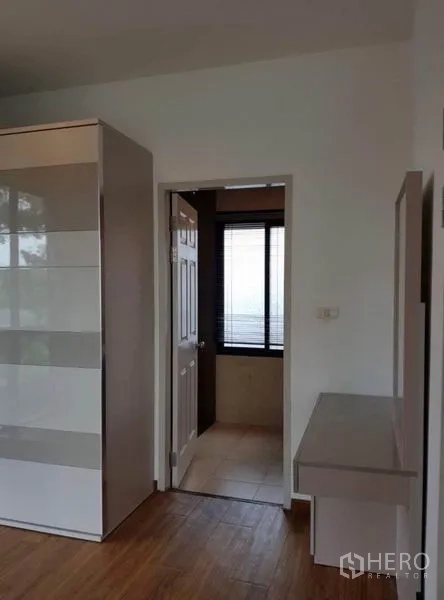 Townhouse for rent in Suan Luang, Bangkok - Bedroom corner leading to an ensuite bathroom.