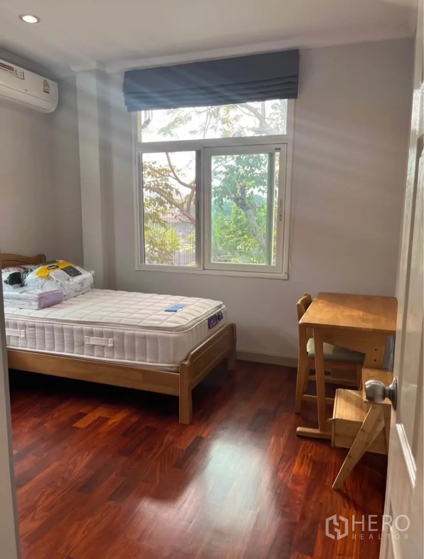 独立式住宅 出租或出售在Lat Phrao, Bangkok - 另一间卧室，单人床、书桌与采光窗。