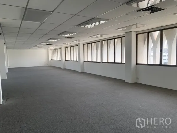 办公空间 出租在Bang Kapi, Bangkok - 长形开放式办公区，地毯铺设，吸音格栅天花与拱形外窗。