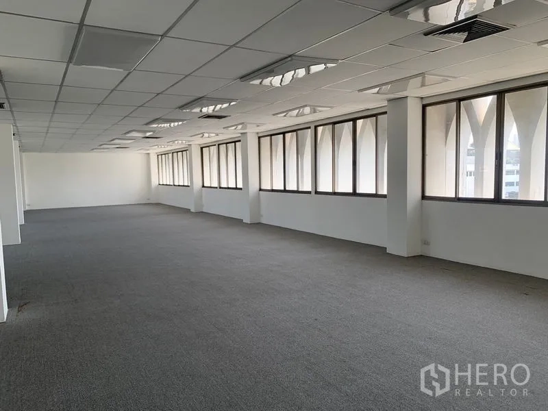 办公空间 出租在Bang Kapi, Bangkok - 长形开放式办公区，地毯铺设，吸音格栅天花与拱形外窗。