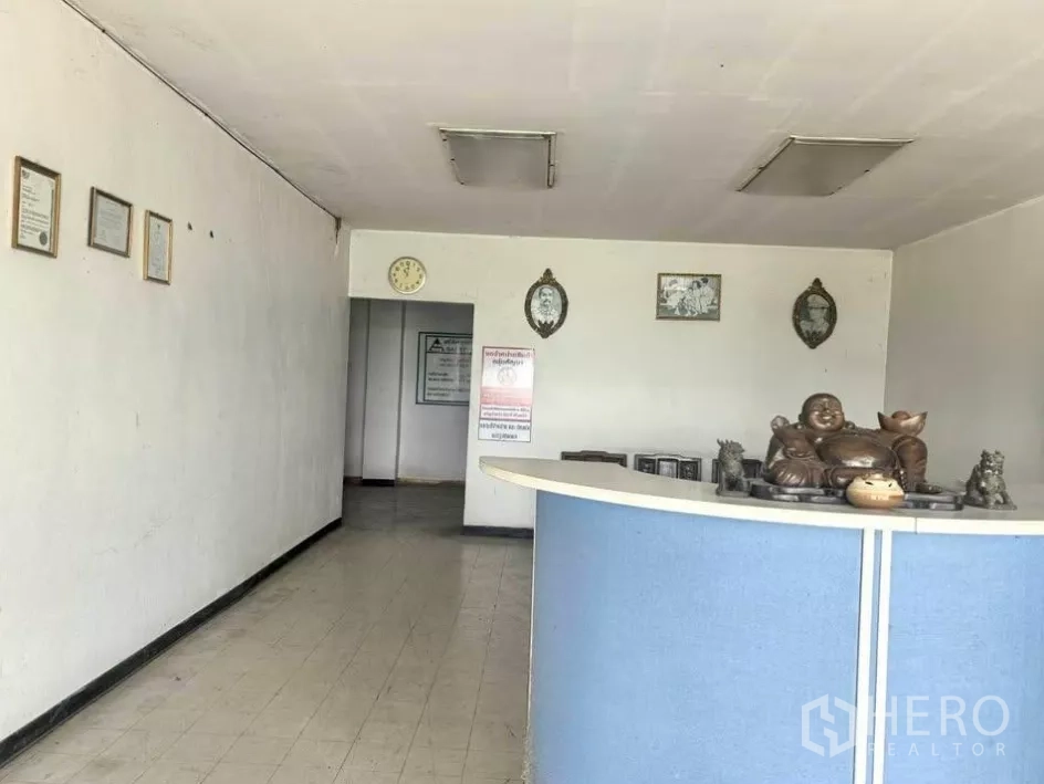 Factory for sale in Bang Phli, Samut Prakan - Lobby area inside the office building featuring a curved reception counter and wall decor.