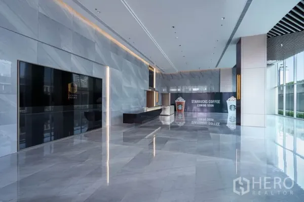 Office Space for rent in Bang Rak, Bangkok - Spacious marble-clad lobby with reception desk and retail signage.