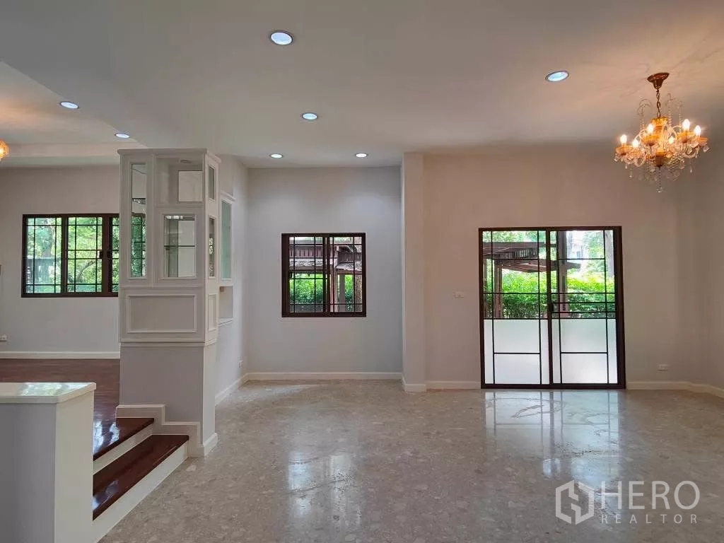Detached House for rent or sale in Mueang Nonthaburi, Nonthaburi - Light-filled family area with glass doors to the terrace and corner display unit.