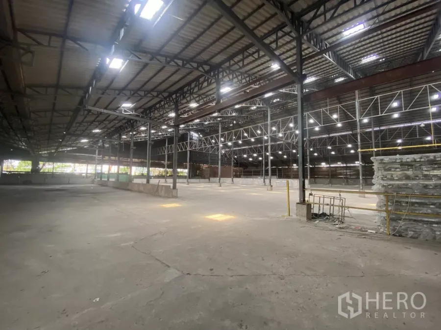 Factory for rent in Mueang Nakhon Pathom, Nakhon Pathom - Vast steel-frame warehouse interior with high roof and open concrete floor.