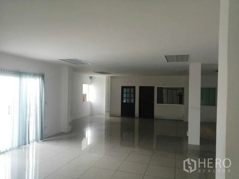 工厂 出租或出售在Bang Phli, Samut Prakan - 厂内办公室区，瓷砖地面、采光窗与日光灯照明
