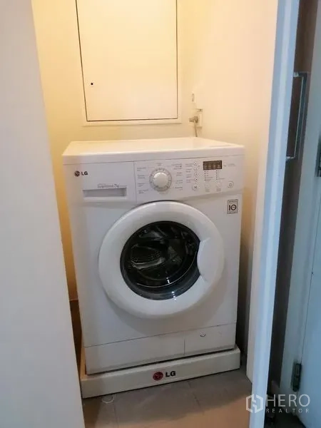 Condominium for rent in Watthana, Bangkok - Laundry nook with front-loading LG washing machine