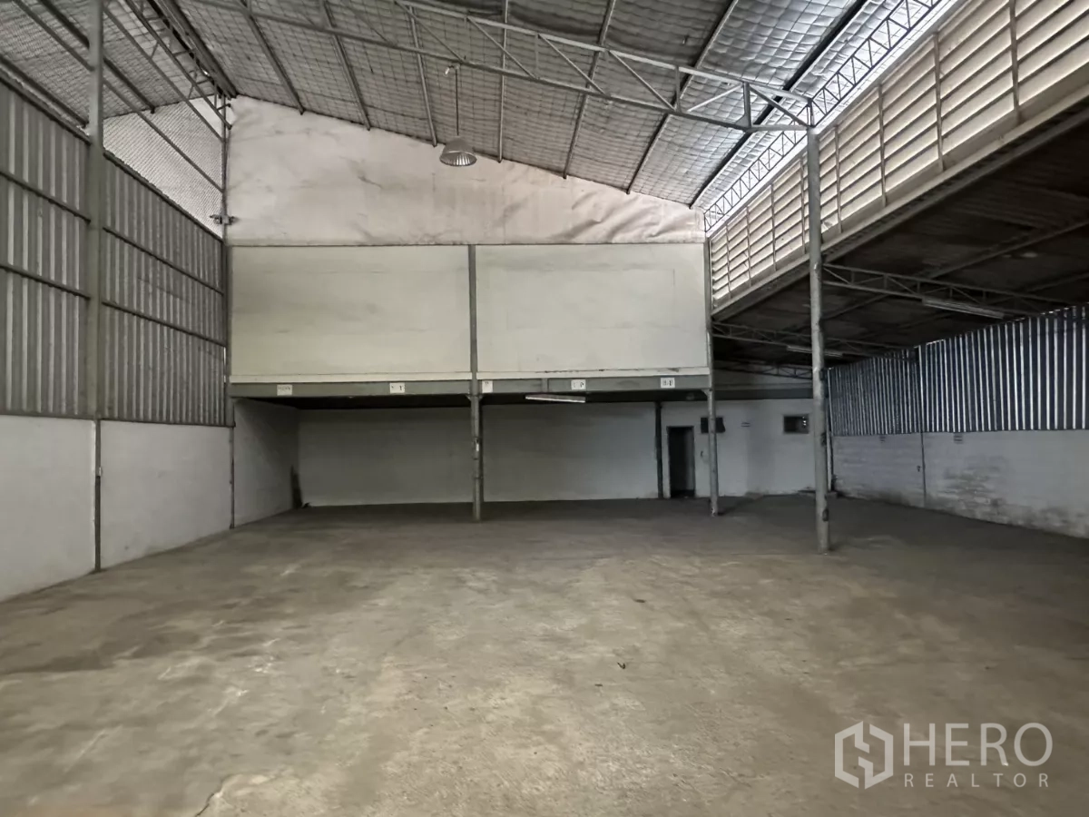 Warehouse for rent in Suan Luang, Bangkok - Open floor with mezzanine walkways running along both sides.