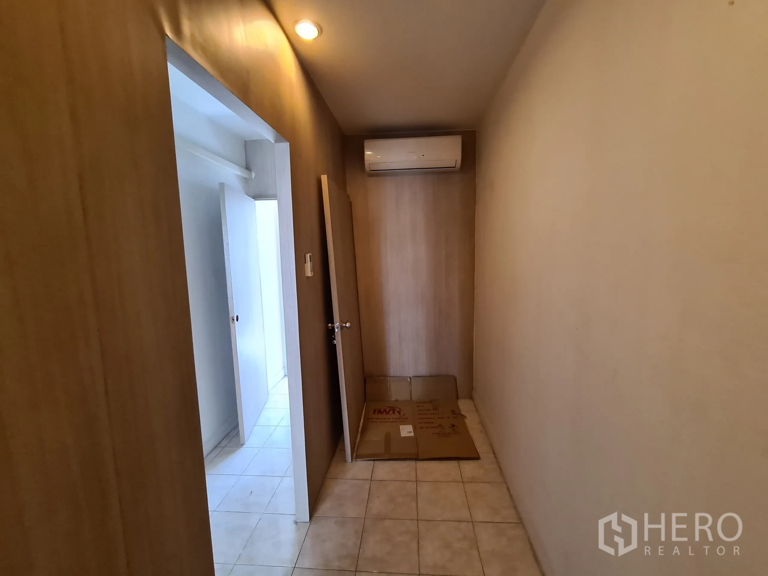 Shophouse for rent or sale in Sathon, Bangkok - Narrow corridor with tile flooring, recessed lights and air-conditioning.