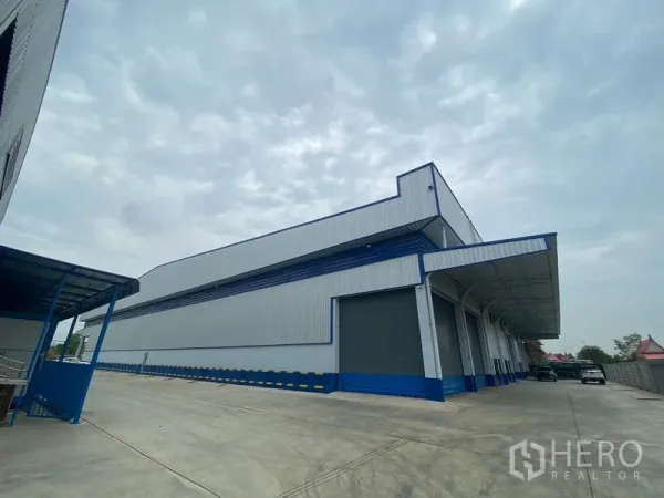 货栈 出租在Pathum Thani - 仓库全景，抬高装卸月台与开阔车道。