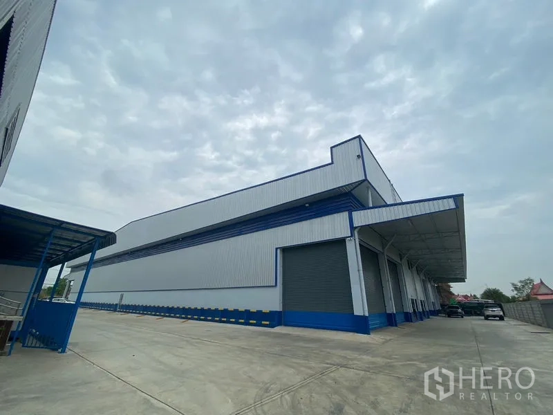货栈 出租在Pathum Thani - 仓库全景，抬高装卸月台与开阔车道。