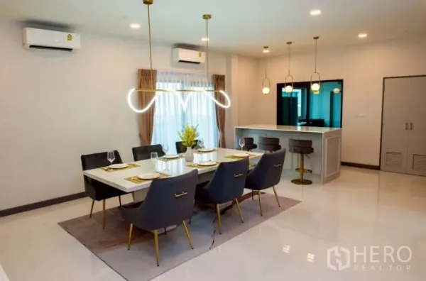 Detached House for rent in Bang Phli, Samut Prakan - Bright dining room with six-seat table, gold pendant lights and a breakfast bar.