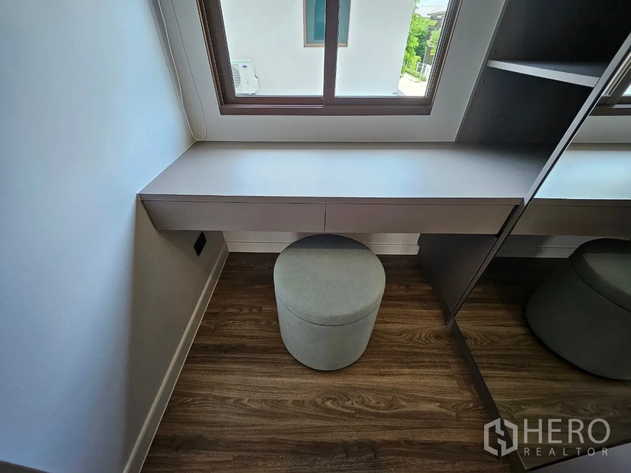 Detached House for rent in Bang Kapi, Bangkok - Second vanity desk under a window with a cushioned round stool.
