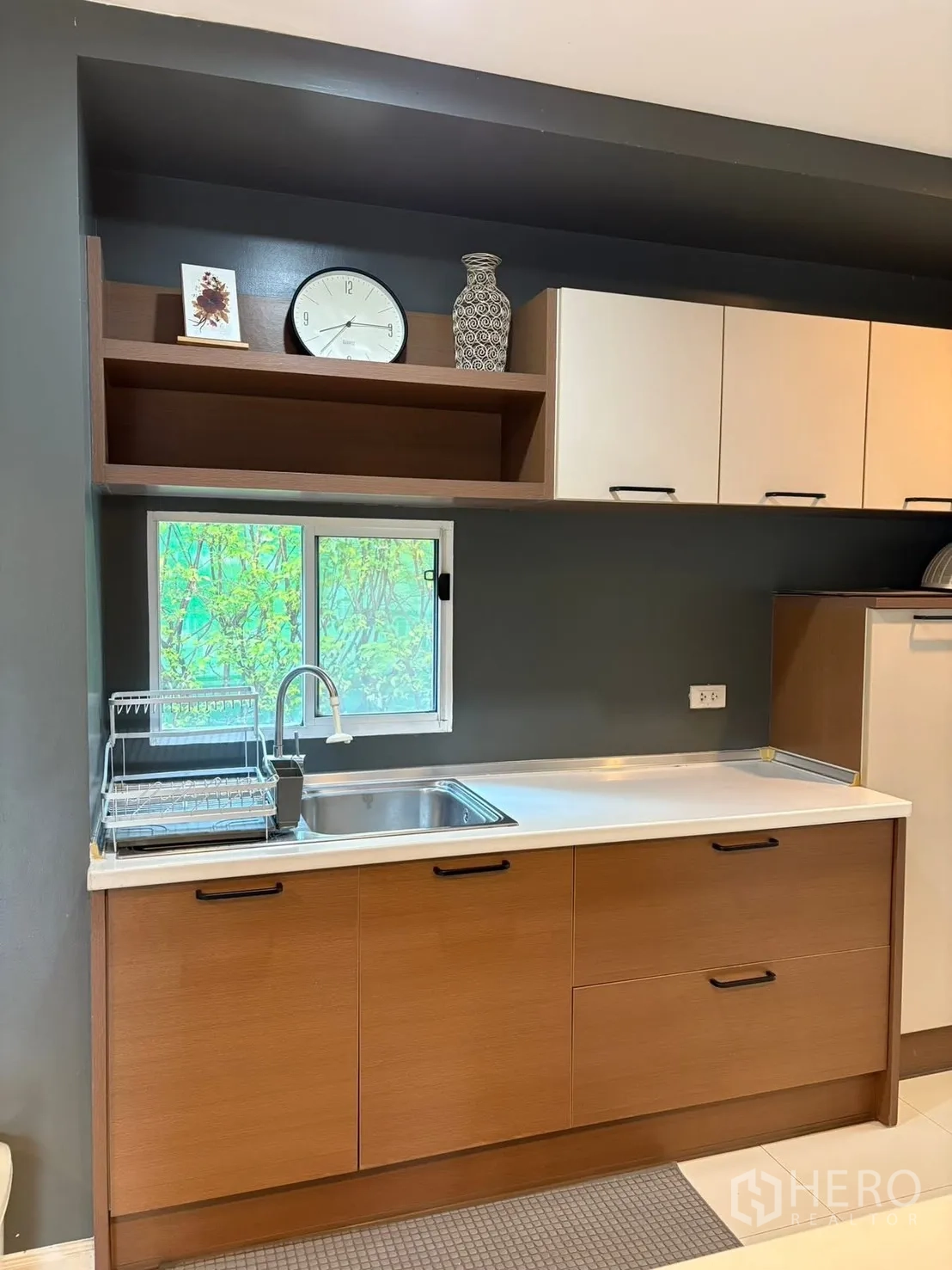 Detached House for rent in Prawet, Bangkok - Pantry-style kitchen with sink, shelving and upper cabinets.