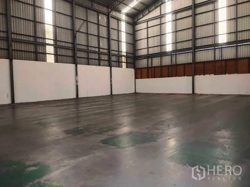 Warehouse for rent in Mueang Samut Sakhon, Samut Sakhon - Clear-span storage area with skylights and high gable roof for efficient racking.