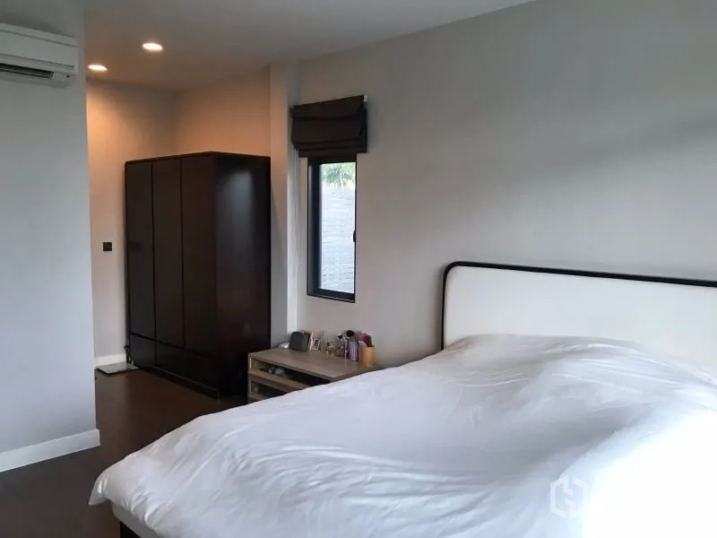 Detached House for rent in Bang Kapi, Bangkok - Spacious master bedroom with large bed, wardrobe and wooden floor.