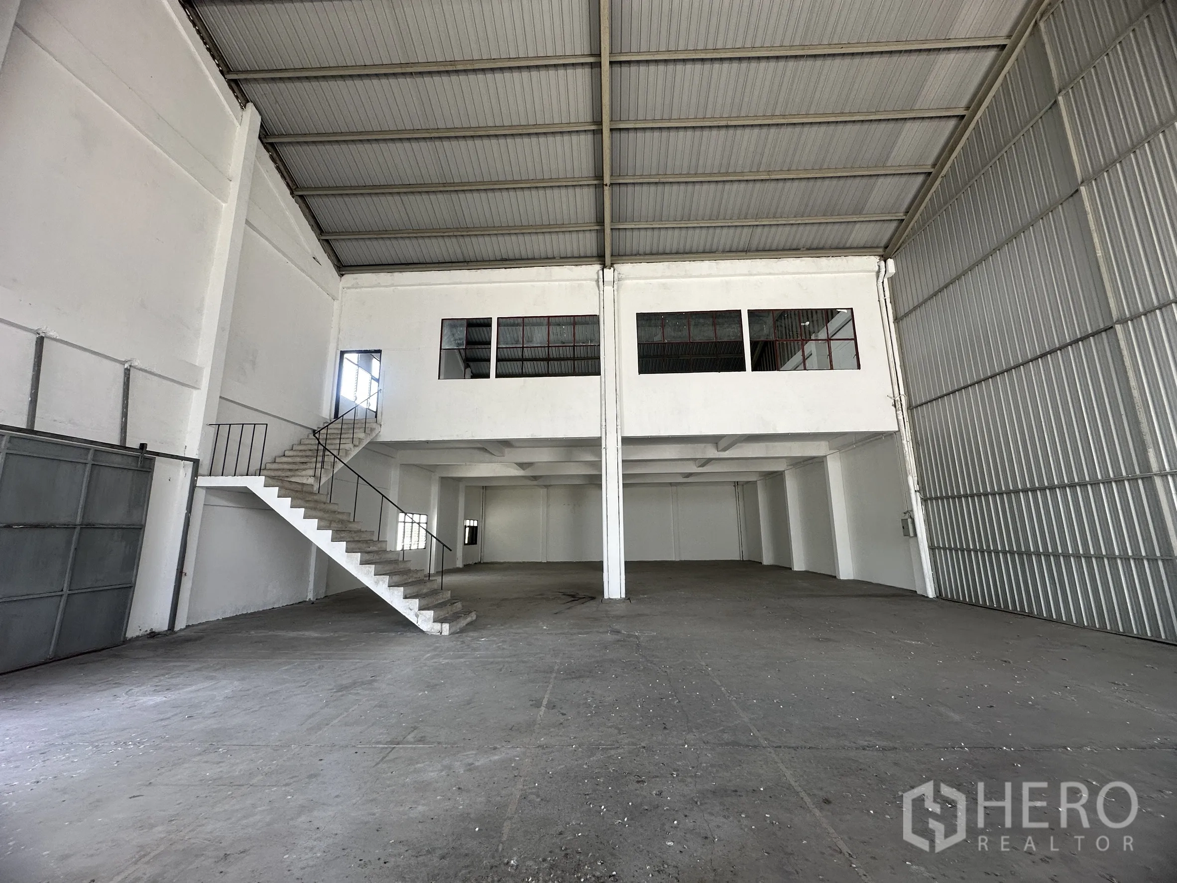 工厂 for rent in Mueang Samut Prakan, Samut Prakan - 高屋顶无柱厂房，夹层办公室配楼梯出入。