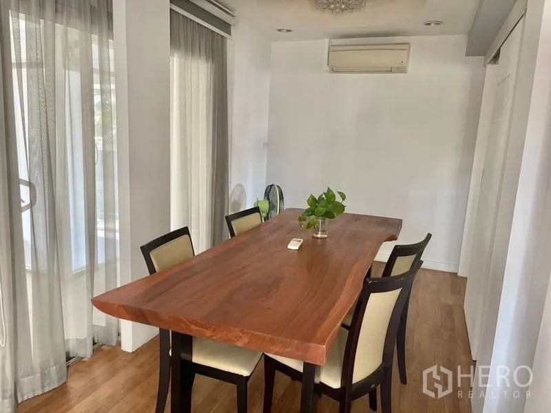 带办公室的家 出租或出售在Suan Luang, Bangkok - 会议/餐厅，整板实木桌与空调