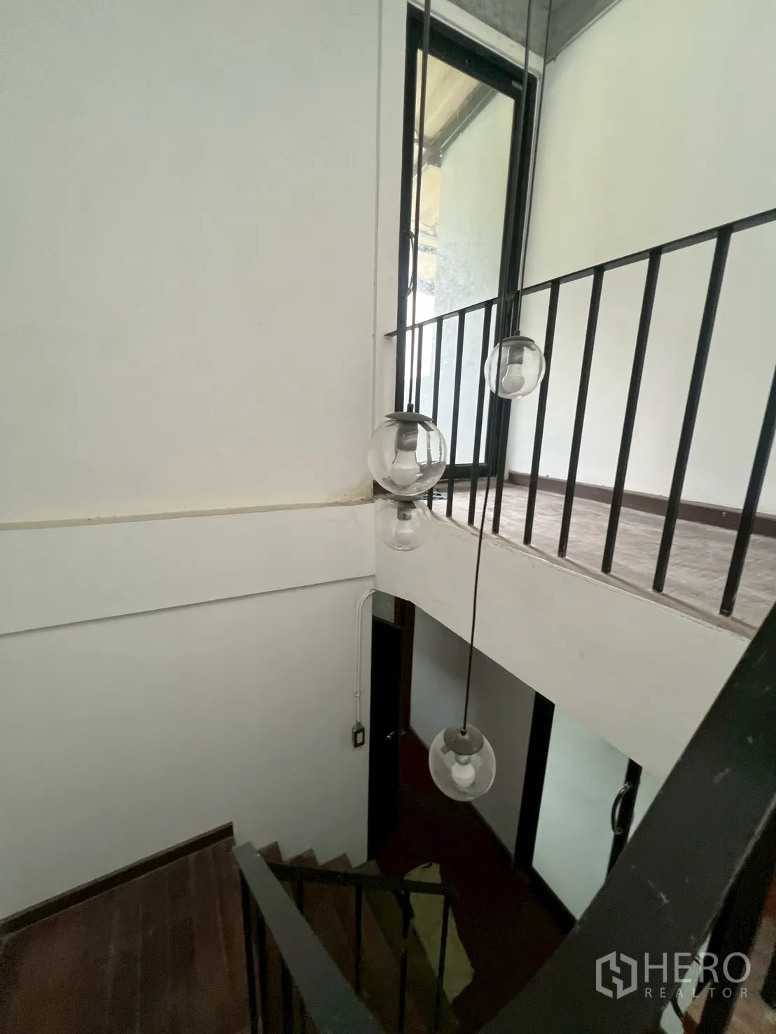 โฮมออฟฟิศ for rent in Watthana, Bangkok - ชานบันไดมีโคมไฟทรงกลมแขวนและราวเหล็ก