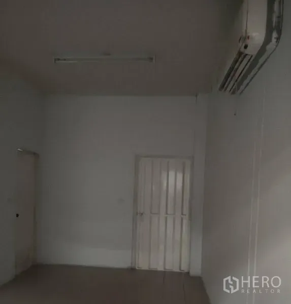 Warehouse for rent in Bang Pa-in, Phra Nakhon Si Ayutthaya - Small internal office room with split-type air conditioner and solid door.