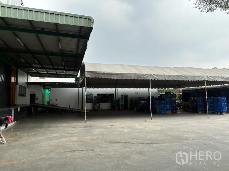 Factory for rent in Lat Krabang, Bangkok - Covered loading yard with wide canopy and stacked crates at a food-grade factory in Lat Krabang.