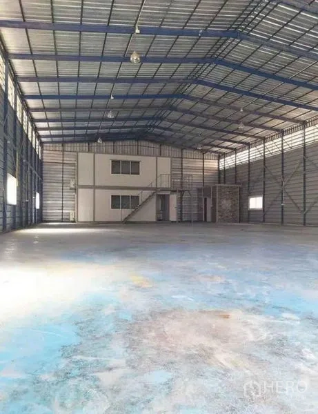Warehouse for rent in Bang Phli, Samut Prakan - Spacious warehouse interior with high ceiling, skylights and a mezzanine-style office block.