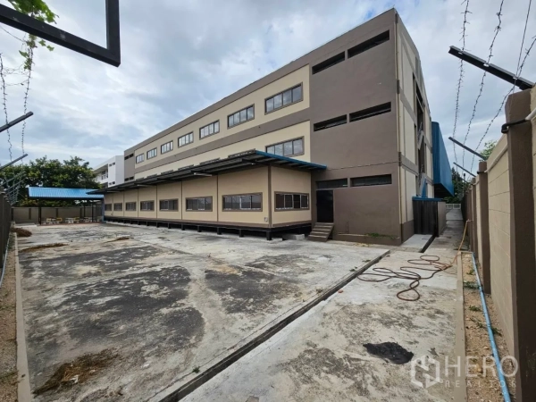 Factory for rent in Si Racha, Chon Buri - Three-storey administration and production building with ample yard and security wall.