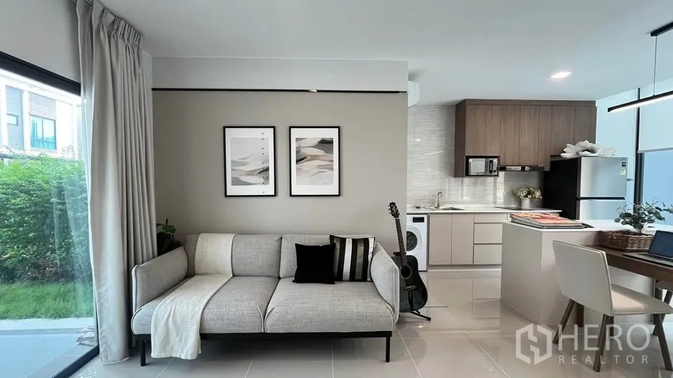 Townhouse for rent or sale in Bang Phli, Samut Prakan - Spacious open‑plan living, dining and kitchen with modern lighting.