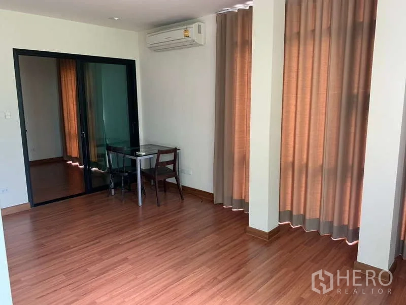 Detached House for rent - Bright living area with wood floors, curtains, sliding glass door and split-type air conditioner.