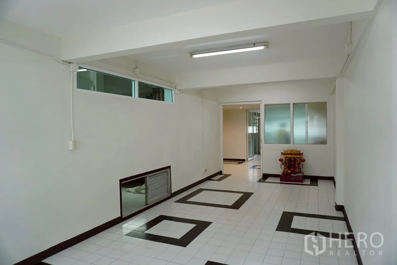 带办公室的家 for rent in Watthana, Bangkok - 开放大堂，几何地砖与磨砂玻璃面板。
