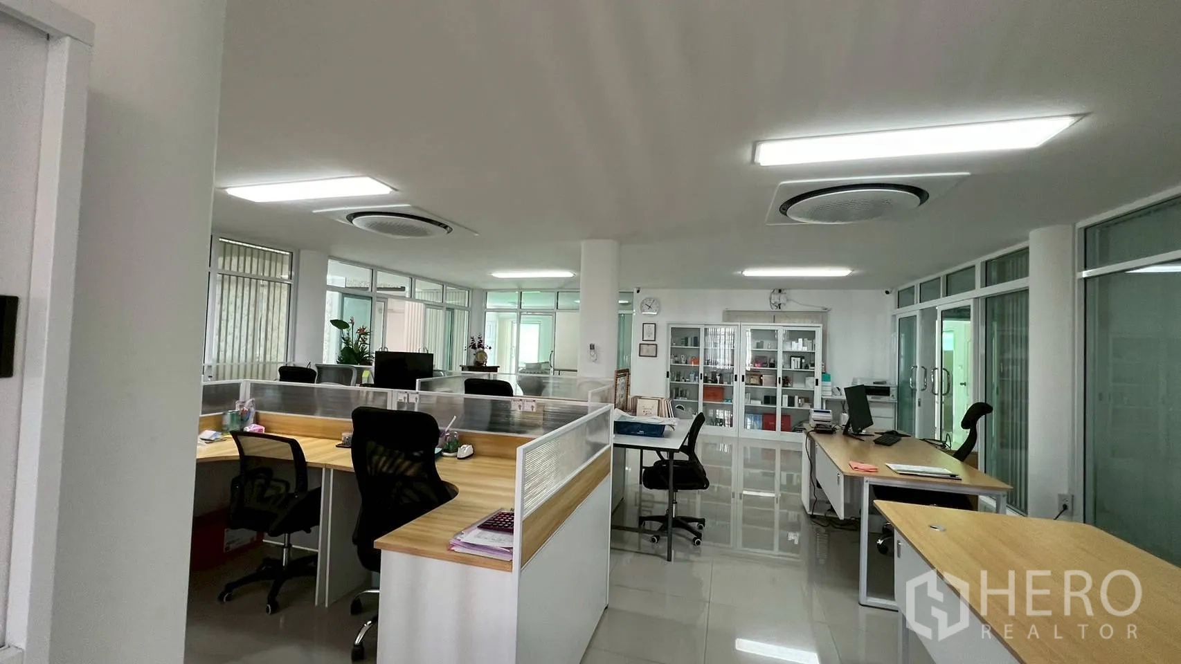 Home Office for rent in Wang Thonglang, Bangkok - Office floor with clustered workstations, glass partitions and round cassette AC.