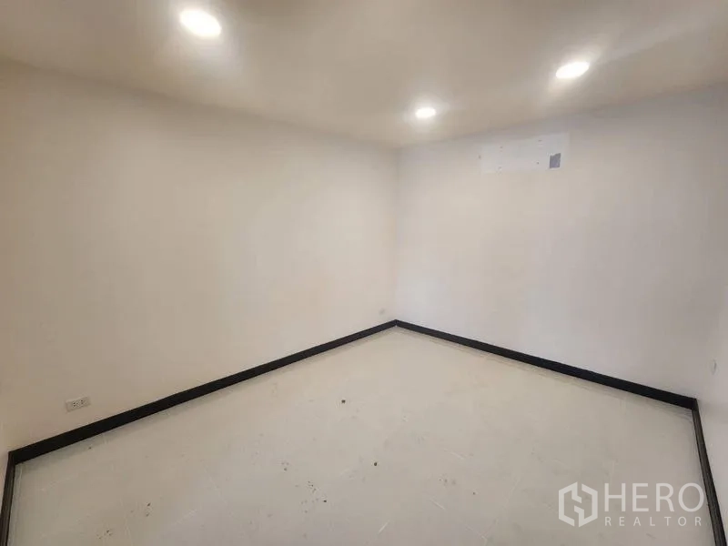 Warehouse for rent in Suan Luang, Bangkok - Small bright room with recessed ceiling lights and light tile flooring.