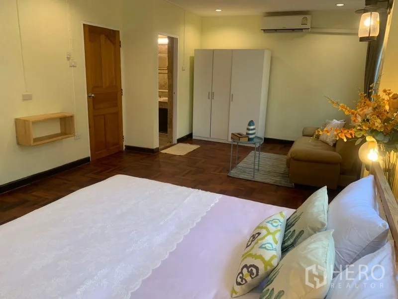 带办公室的家 出租在Suan Luang, Bangkok - 宽敞卧室套间，带衣柜、沙发休息区和卫浴门
