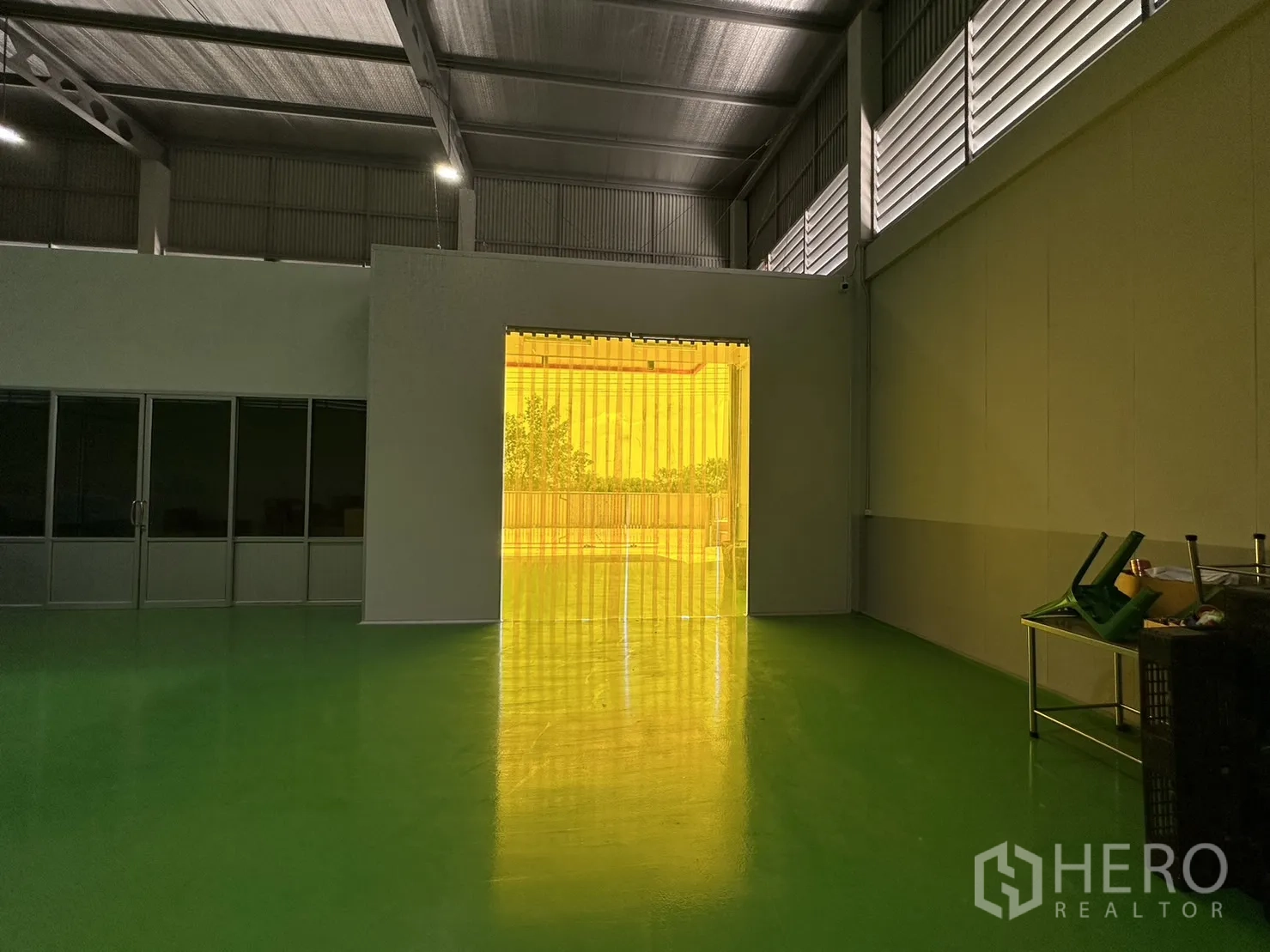 Factory for sale in Lam Luk Ka, Pathum Thani - Interior view toward yellow strip door leading to the loading zone.