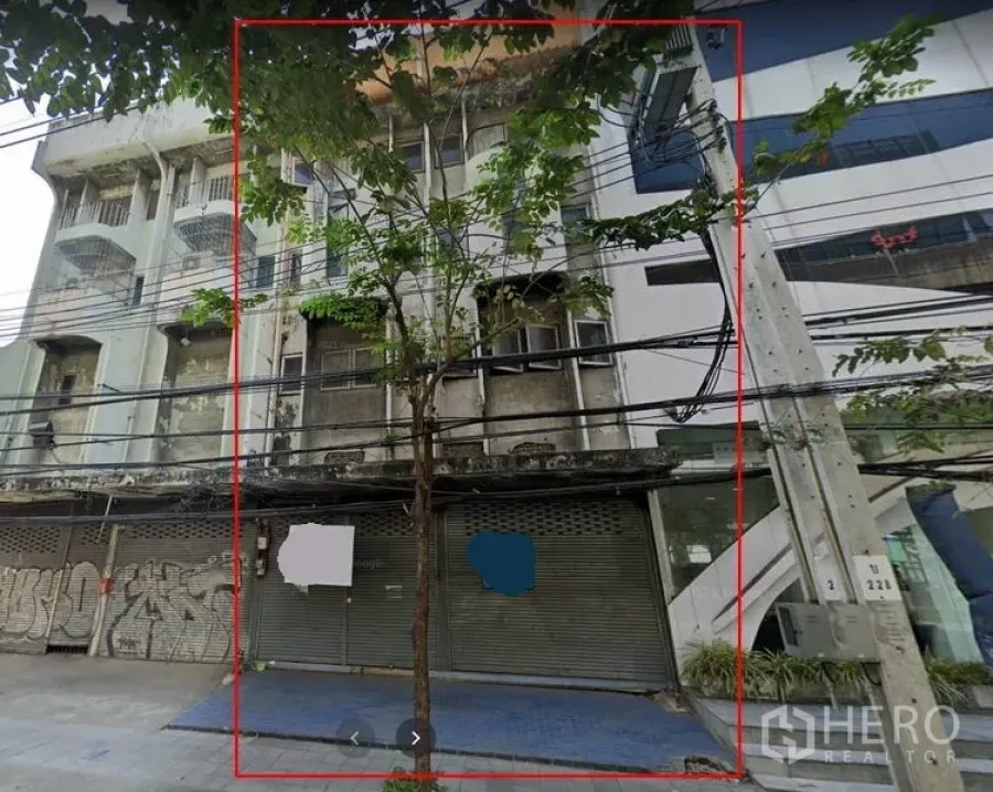 อาคารพาณิชย์ ให้เช่าในBang Na, Bangkok - ด้านหน้าตึกแถวหลายชั้น พร้อมประตูม้วน ติดทางเท้าและสายไฟในย่านพระโขนง
