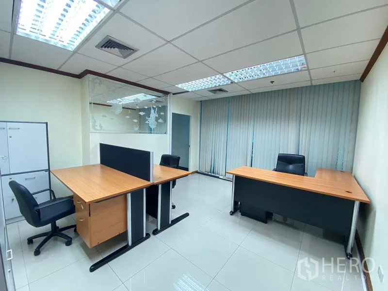 Office Space for rent in Huai Khwang, Bangkok - Private office featuring wood-top desks, swivel chairs and glass partition.