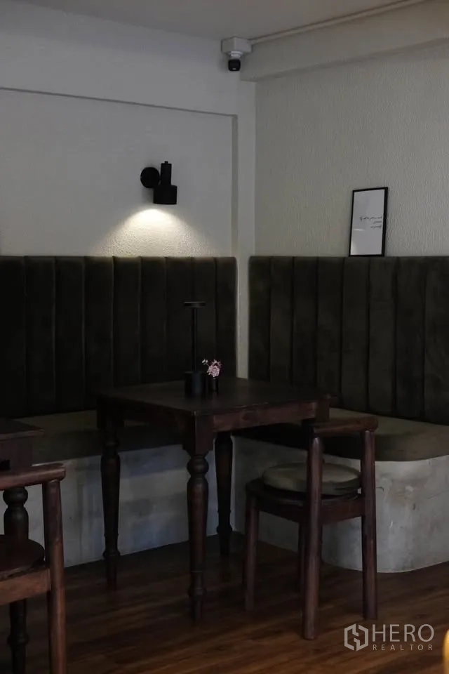 零售空间 for rent in Sathon, Bangkok - 卡座与深色软包靠背、木质桌椅及壁灯的温馨用餐角落。