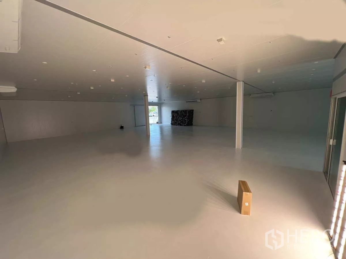 Warehouse for rent in Khlong Luang, Pathum Thani - Spacious insulated production room with Isowall panels and seamless epoxy floor inside a temperature-controlled cold storage warehouse in Khlong Luang.