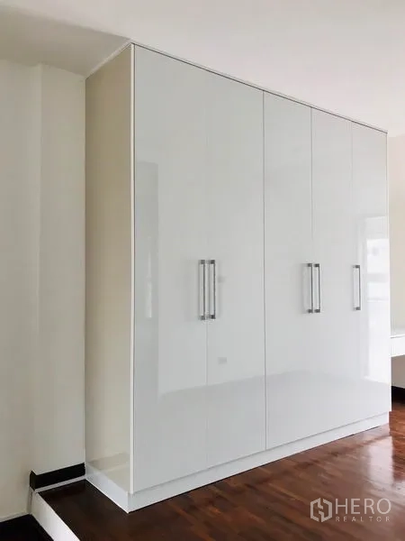 Townhouse for rent or sale in Khlong Toei, Bangkok - Glossy built-in wardrobe providing ample bedroom storage.