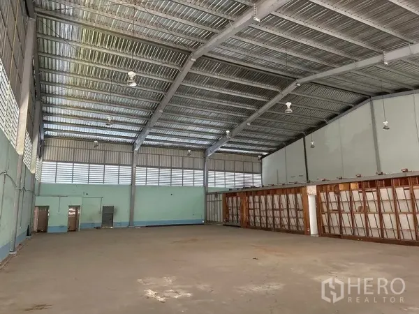 货栈 出租在Lam Luk Ka, Pathum Thani - 高挑仓库，钢结构屋顶、通风百叶与开阔地面。