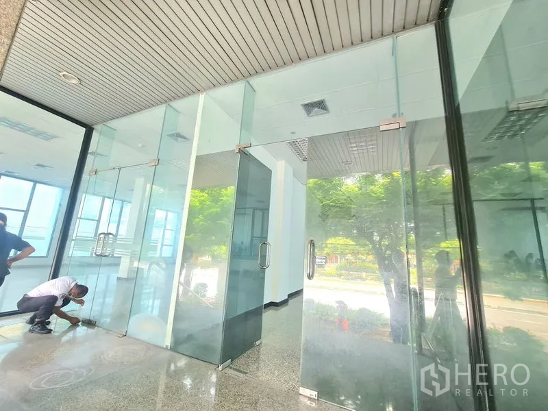 Retail Space for rent in Sathon, Bangkok - Exterior perspective of the full-height glass storefront and entry doors facing the street.