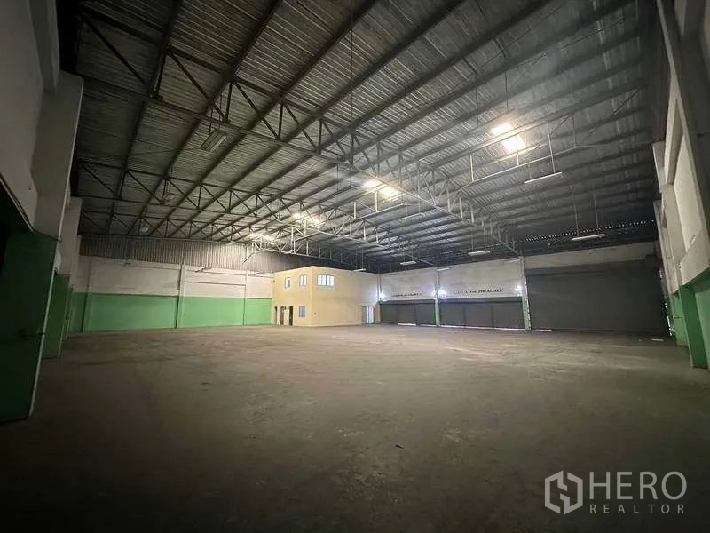 โรงงาน ให้เช่าในNonthaburi - ภายในโกดังเพดานสูง พื้นไร้เสากีดขวาง และประตูขนถ่ายหลายจุด.