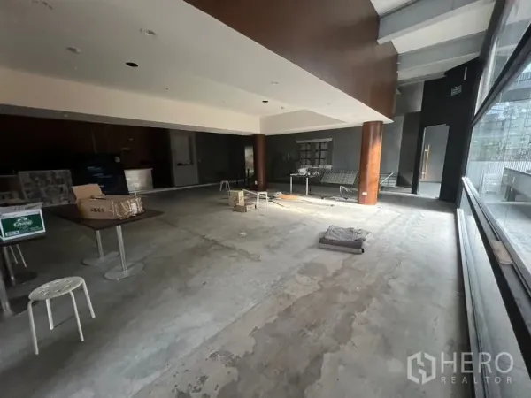 Retail Space for rent in Watthana, Bangkok - Open-plan retail space with high ceilings, concrete floors, round columns and floor-to-ceiling windows.